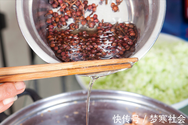 肉馅|调肉馅时,最忌放料酒去腥,大厨教你一招,肉馅鲜嫩多汁,没腥味
