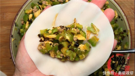 夏天要多吃苦瓜,大厨教你新吃法,不炒不凉拌,一次一大盘都不够