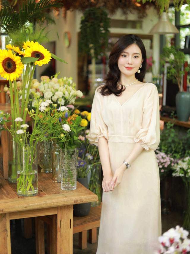 百褶裙|初秋如何将裙子穿出高级感?学会这4套穿搭,展现出女人美的精髓