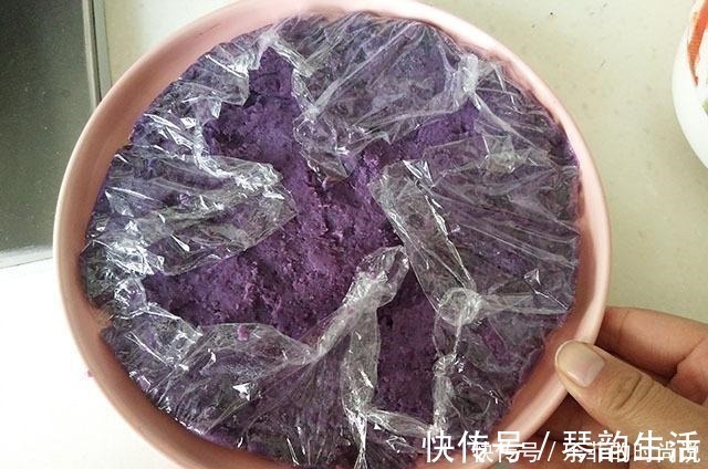 冬天,宁可不吃肉也要吃它,蒸一蒸再烤成夹心饼,比面包简单好吃