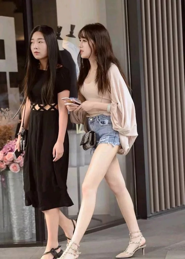 美女|街拍:美女蓝色上衣配短裤,简单的穿搭,原来也可以很时尚