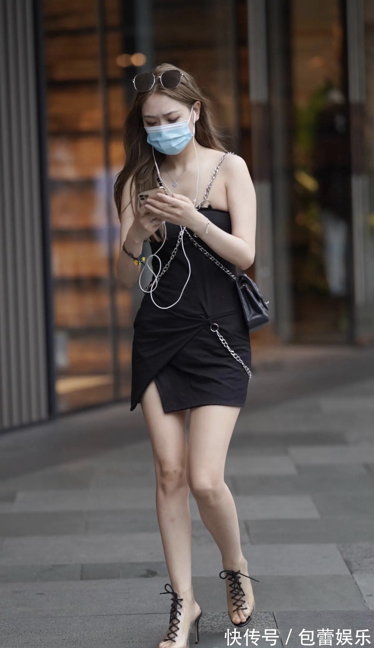 抹胸裙 时髦的姑娘,穿抹胸连衣裙,用金属链子做吊带,时尚又有个性