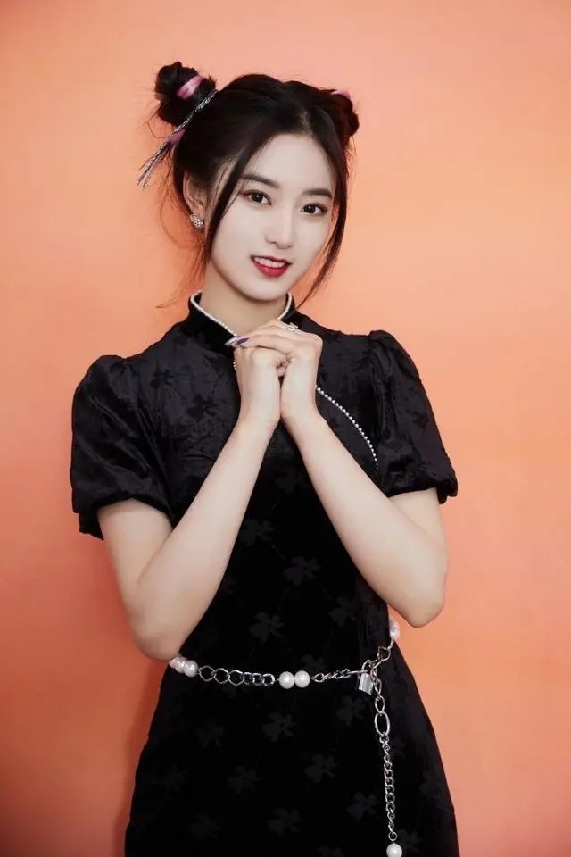 灵动|徐艺洋的女团身材“真香”，穿旗袍裙扮在逃公主，漫画腰抢镜