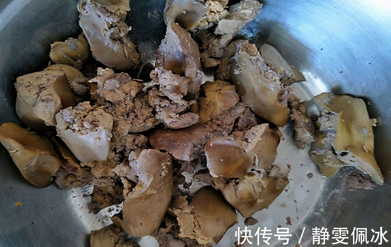 老钓友坦言,冬季钓鱼我只用这三种东西做饵料,鲫鱼一钓一个准