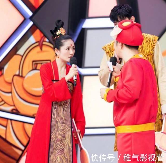 自暴自弃?谢娜被曝一边吃一边主持《快本》,戴耳机听歌不顾嘉宾