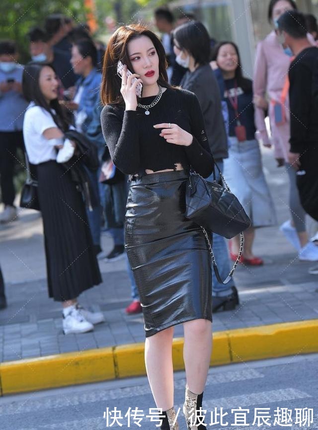 30+女性与皮裙相撞,营造出精致的贵妇感,时尚减龄提高气质