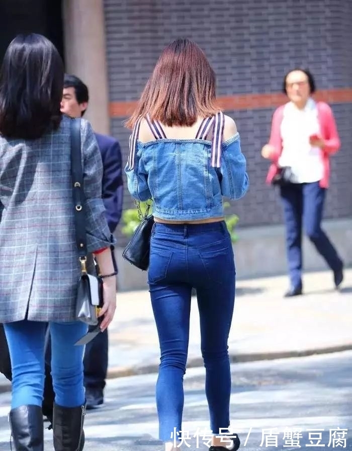 紧身|街拍:女生蓝色紧身搭配,颜值出众!