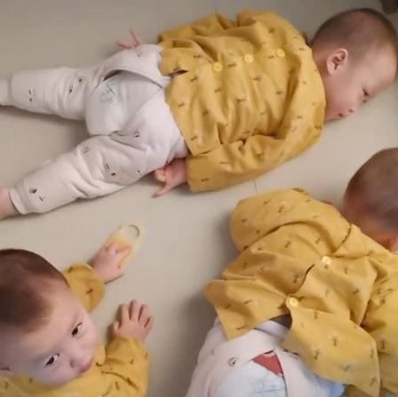 宝宝|妈妈洗澡,三胞胎宝宝化身“侦察兵”,趴门缝喊妈妈