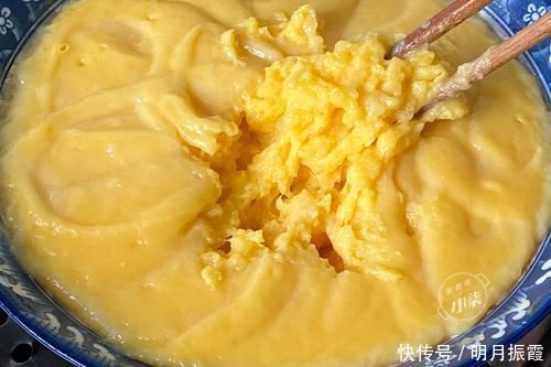 2个红薯,1碗糯米粉,不烤不油炸,简单一做,软糯香甜又多层