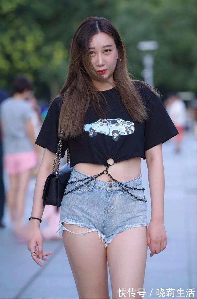 链条|美女黑色链条露腰短袖搭配超短裤,整体来说还是非常好看