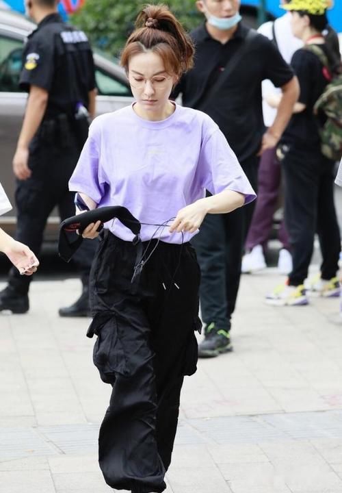 穿搭|姐姐佛系穿搭，宽松T恤配工装裤又酷又A，帅气潇洒十足