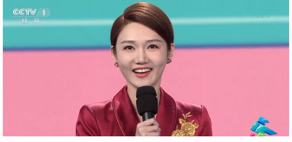 存在感|央视主持人龙洋存在感不断增强，参与鸟巢七一晚会，合唱担任C位