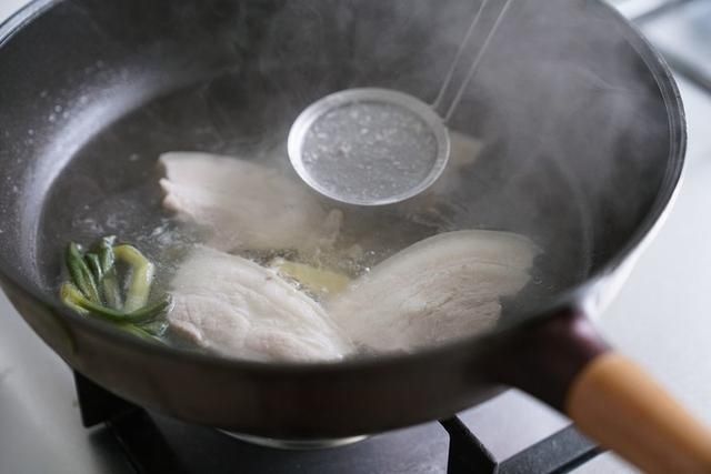 超爱|百吃不厌的蒜泥白肉,肉片蘸上浓郁蒜汁,好吃不腻,有肥肉也超爱