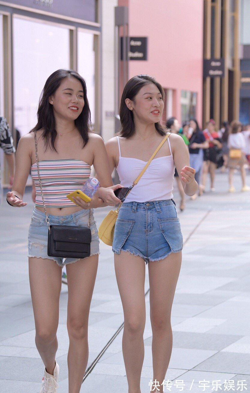 小白鞋 吊带、短裤、小白鞋,两个美女的服饰搭配相似度很高,真是好闺蜜