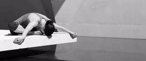 脊柱|每天睡前趴10分钟,远胜跑步1小时!疏通血液循环,排毒素养颜