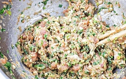 退休厨师告诉我包饺子小窍门,回家试了一下,以前饺子都白吃了!
