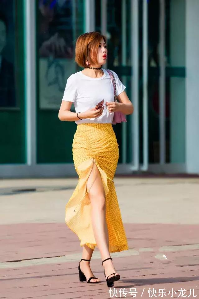 高跟鞋 纯白色T恤,搭配黄色开衩半身裙,可以给你眼前一亮的感觉