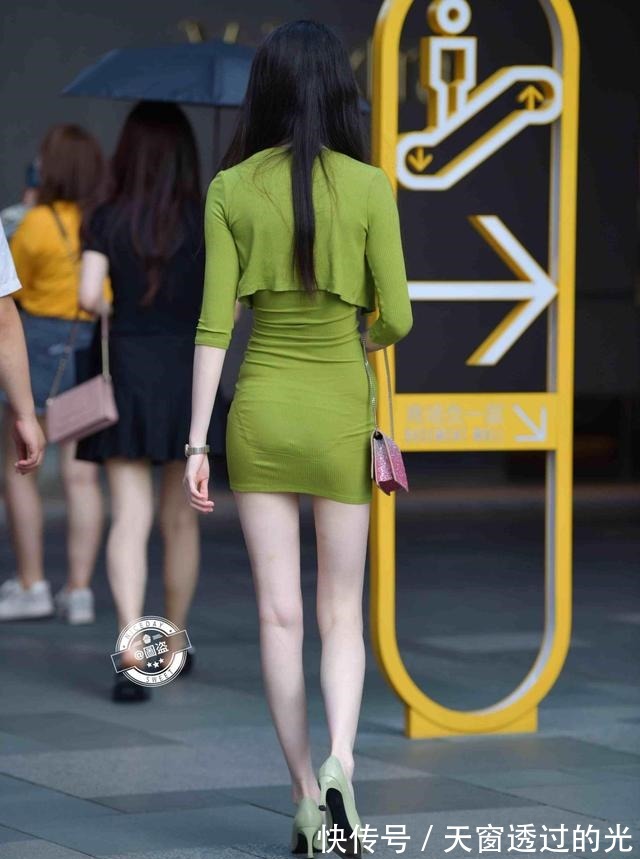 连衣裙 美女一袭简约的连衣裙,搭配风格要追求别具一格,走在街头