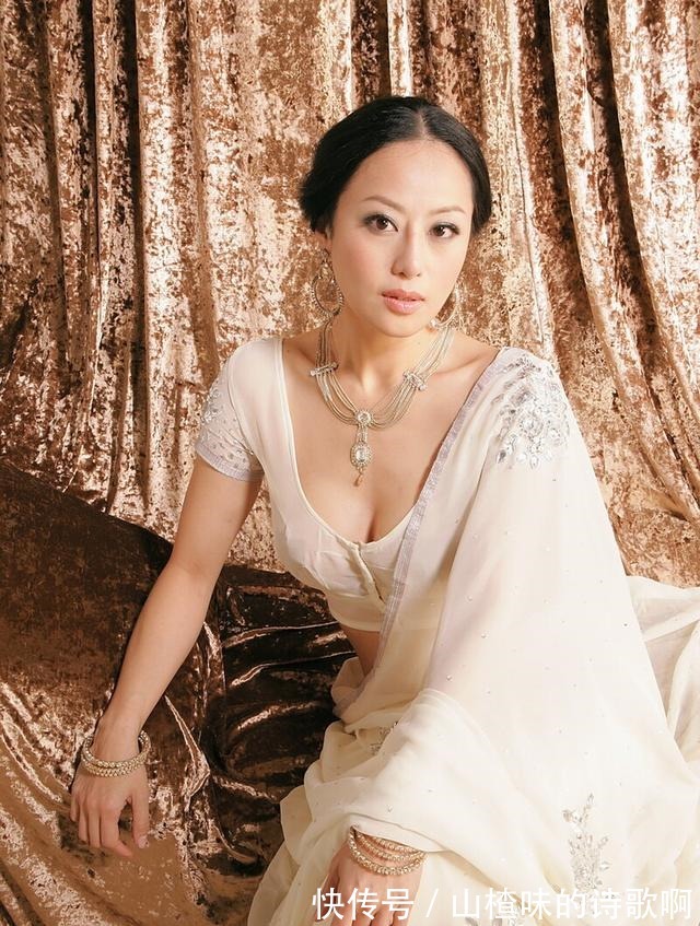 身材 章小蕙真有贵妇范,轻薄裙装点缀刺绣装饰,秀出丰润身材好迷人