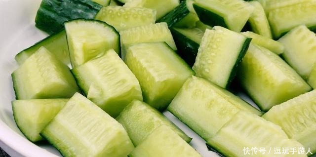 黄瓜别凉拌了,加2个鸡蛋,没想到这么好吃,上桌就扫光,真香!