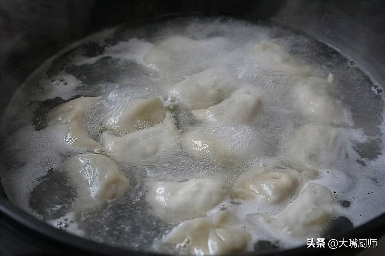 煮饺子要不要盖锅盖？什么时候盖？不懂的要看看，难怪总是煮破皮