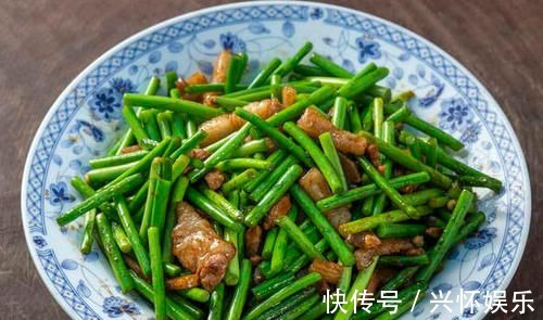 蒜苔直接下锅炒?那就错了,多做1步,脆嫩又入味,颜色不发黄