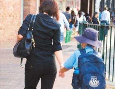 宝爸|二胎都上学了 宝妈还“赖”着不上班 婆婆一追问 宝爸脸都红了