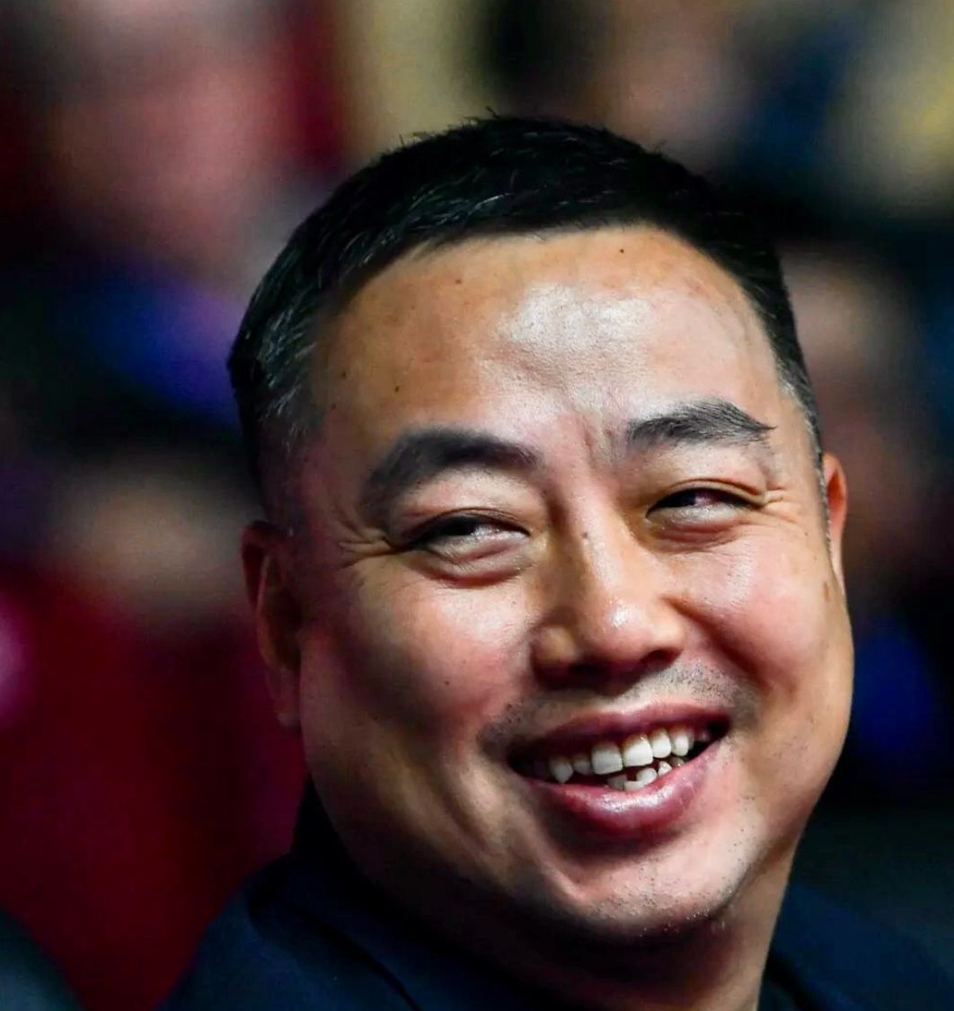 大家庭|马龙晒乒乓球家庭大合照!刘国梁穿西装站C位,老将扎堆站角落