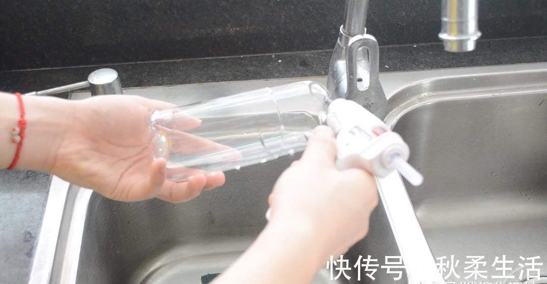 沥水架|塑料瓶我再也不扔了, 改造一下, 粘在厨房里有大用处, 省钱又实用