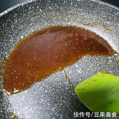 伏特加|德式脆皮啤酒烤猪肘（有汁水的脆皮肉）