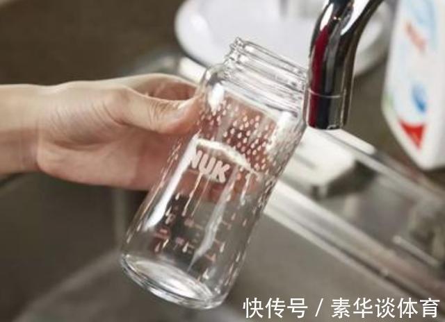 奶瓶|奶瓶用开水烫就行?奶奶只用开水烫奶瓶,3个月宝宝被送进医院