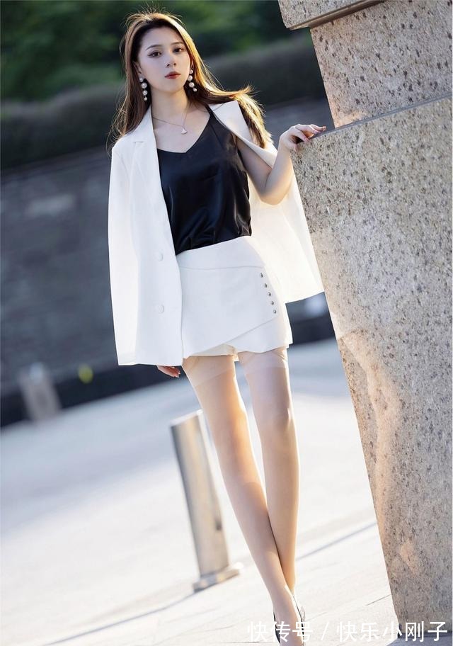 白色西装|美女白色西装搭配深色小吊带，清爽干练，丝袜凸显腿长