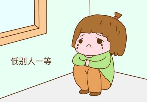 娃的一些行为看似高情商,实则缺爱又自卑,父母的沾沾自喜很滑稽