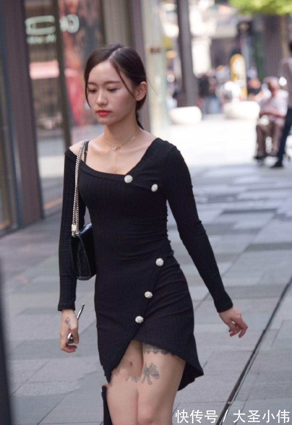 衣服|美女街拍:急着上班衣服被“撕烂”,居然只能用纽扣系起来,心真够大