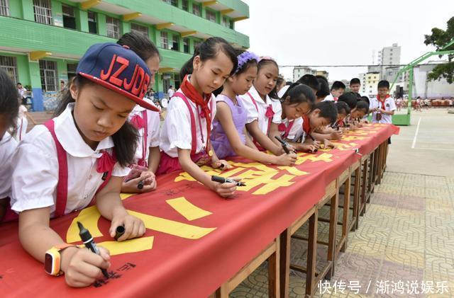 宝妈|两个孩子跌下楼梯，宝妈先拉住了自己的孩子，对方家长你真自私