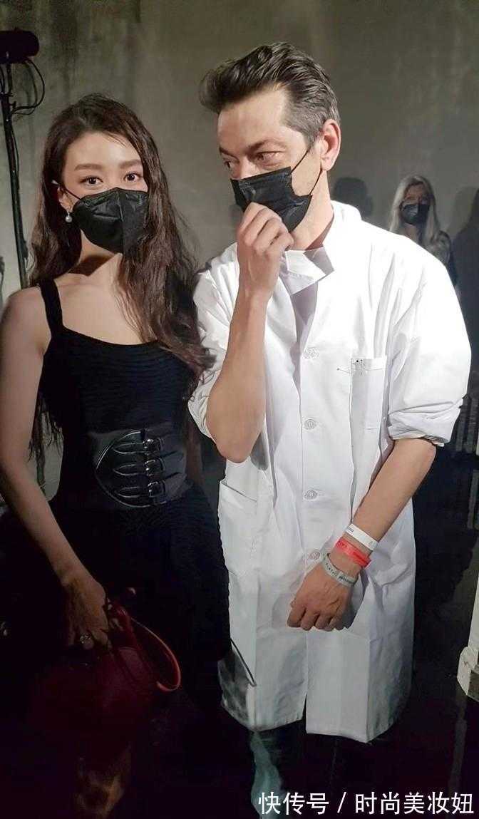 连衣裙 吉娜巴黎时装周太惊艳,穿吊带连衣裙勒腰带,16寸腰太完美