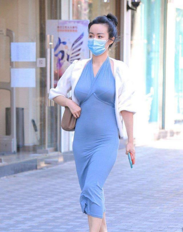 挂脖子裙 漂亮的美女,穿着蓝色的挂脖子裙,穿着直率的美!