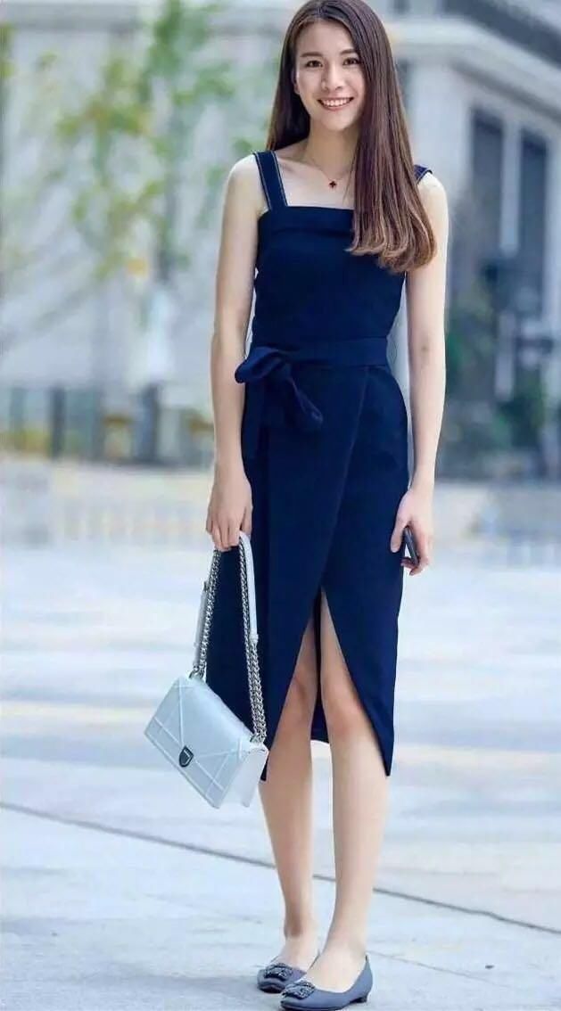 简约清新的连衣裙，好看时髦又利落，更加衬托出你的好身姿