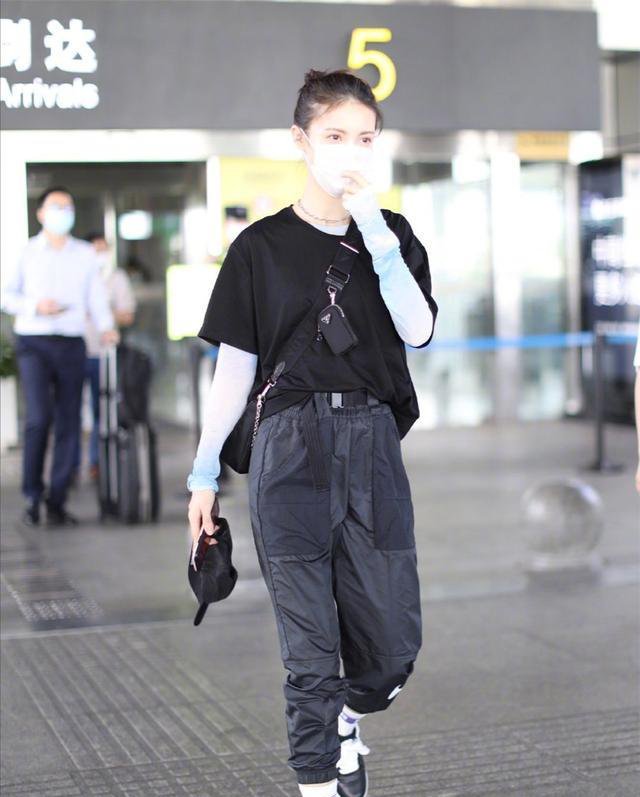 这种“防晒穿法”，叫“长T+短T”，清爽前卫又个性