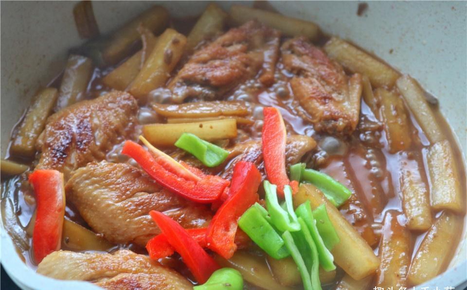 天气转冷,别忘了吃秋天第一菜,炖鸡翅营养美味,贴秋膘首选