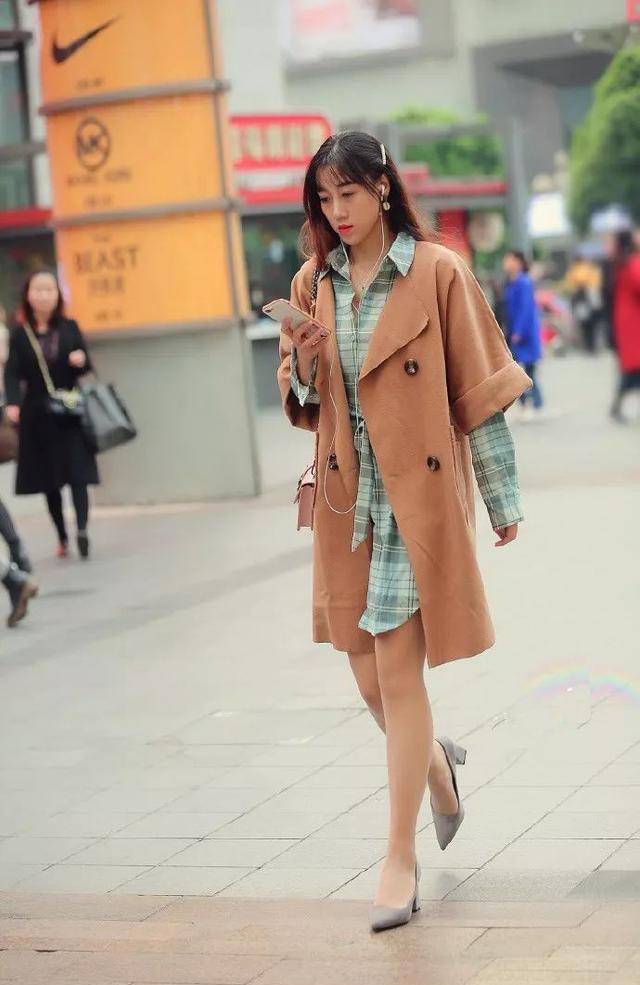 黄色|黄色时尚上衣搭配黑色半身裙, 温柔知性, 貌美如花