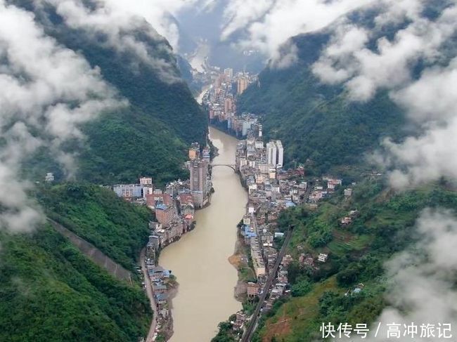 河岸|一座号称全国最窄的县城，所有建筑修在峡谷中河岸旁，看着很危险