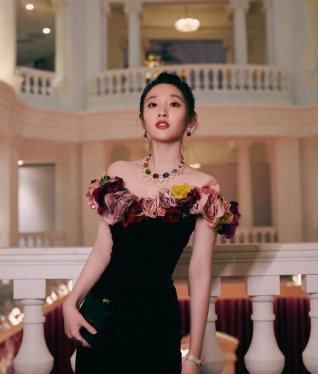 唐艺昕产后亮相，穿一袭修身花瓣裙，当妈之后也还是那么美！
