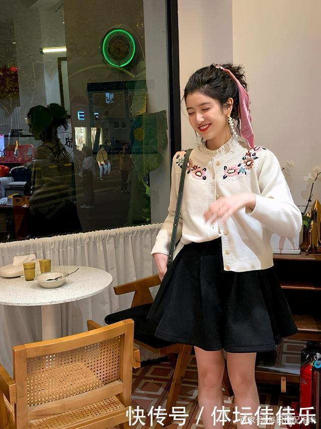 好看|毛衣怎么穿才好看今年流行这3种搭配,温暖并时髦你整个秋冬