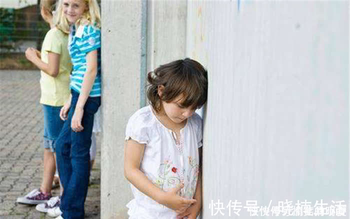 内心|如果孩子有这几个迹象,说明他内心很自卑,父母要及时引导