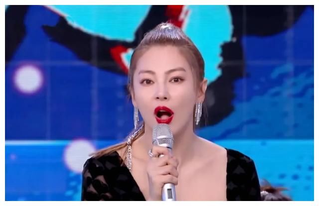 张雨绮主持《快本》聒噪不已，多次打断嘉宾说话，何炅都圆不了场