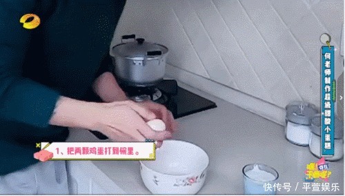 明星疫期居家全变厨师,何炅这菜我学不会,华晨宇这菜我吃不饱