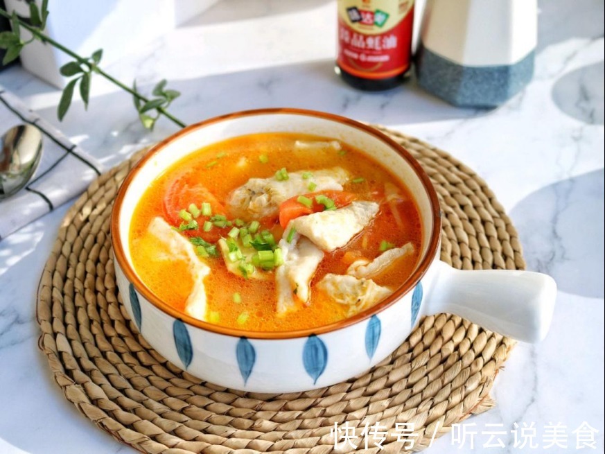 番茄鱼家常做法，鱼片滑嫩如豆腐，汤汁酸爽开胃！