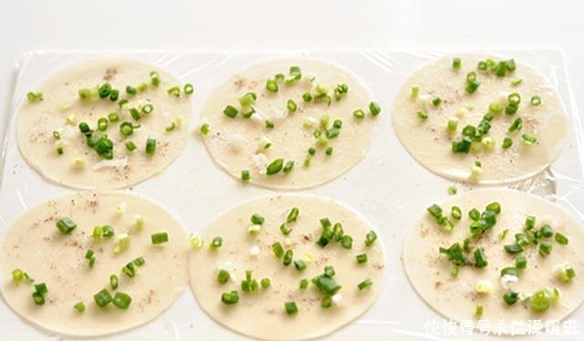 葱油饼新吃法,不用揉面,不用烫面,外酥里嫩,放凉了也不会硬