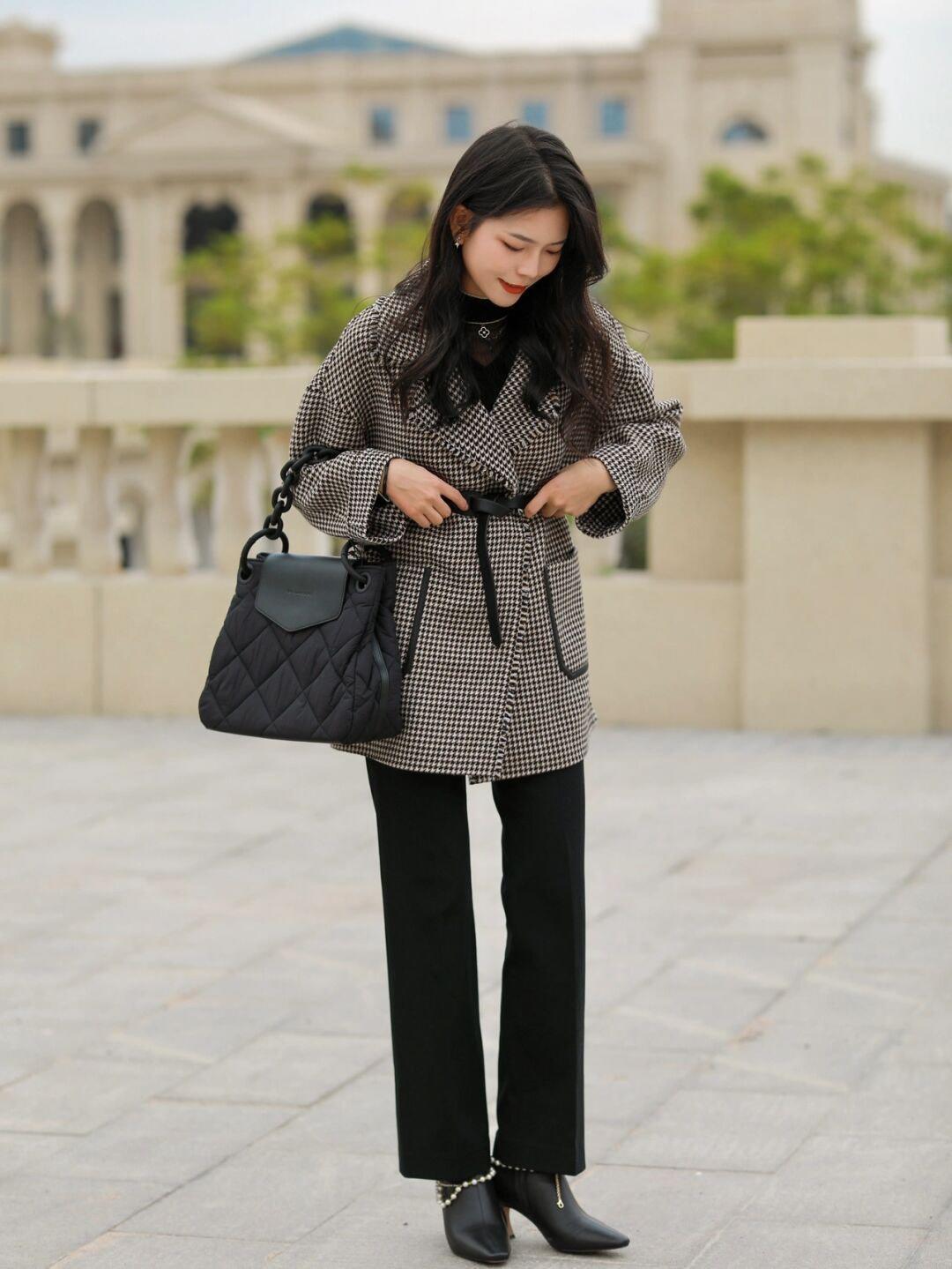 穿搭|今天偷偷分享一些私藏的秋冬保暖搭配,香芋紫外套+白色牛仔裤保暖又时尚!